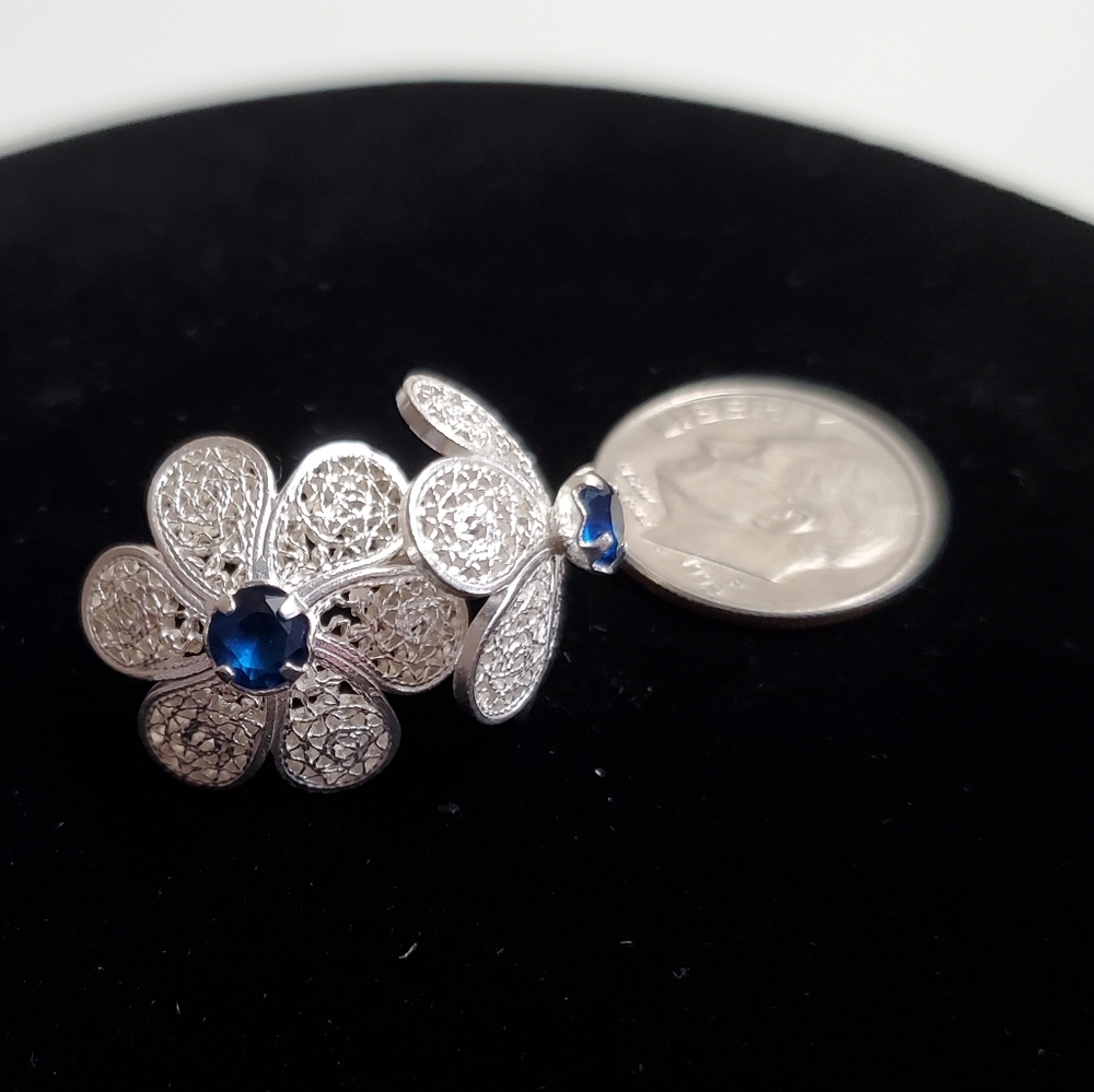 Beautiful 925 earrings.